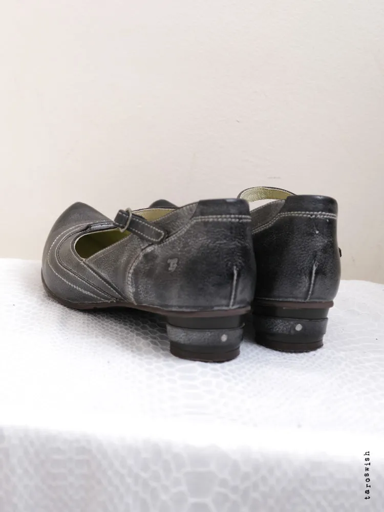   eu39 distressed mary jane heels